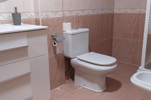 卡耐特蒂贝兰格Acogedor apartamento en la playa de Canet的浴室配有白色卫生间和盥洗盆。