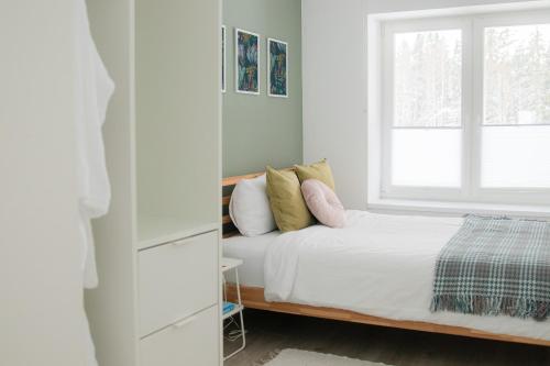 KolgaModern and cosy apartment in Lahemaa national park的一间卧室设有一张床和一个窗口