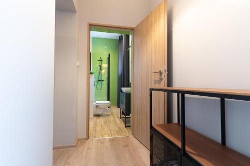 卢巴瓦新城Central LOFT的一间带卫生间和绿色墙壁的浴室