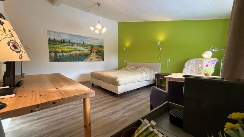 泽沃德德斯坦霍夫酒店的卧室配有一张床和一张桌子