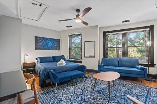 华盛顿Spacious, Historic Logan Circle Rowhouse的客厅配有蓝色的沙发和沙发。