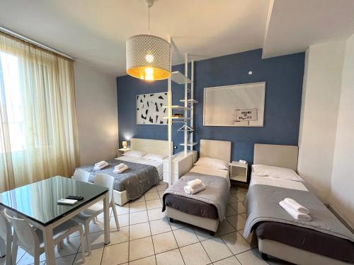 博洛尼亚La Suite Rooms & Apartments的一间设有两张床和一张桌子的房间