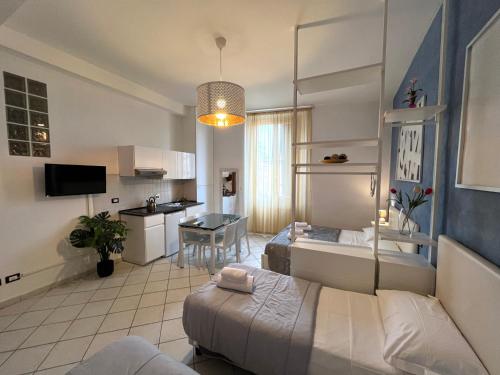 博洛尼亚La Suite Rooms & Apartments的一间带两张床的客厅和一间厨房