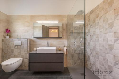 伊莱恩Villa Paradiso - Breathtaking Seaview的浴室配有卫生间、盥洗盆和淋浴。