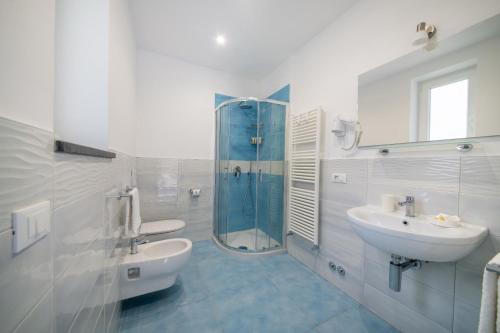 伊斯基亚B&B La Vigna - Ischia Ponte的白色的浴室设有水槽和淋浴。