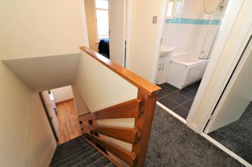 ScotstounSignature - Shield House的楼梯,浴室设有水槽和厕所