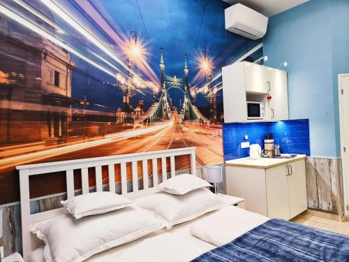 布达佩斯特大号床公寓的一间拥有城市壁画的卧室