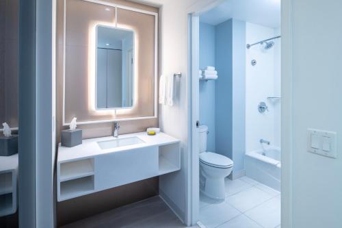 奥兰多Universal's Stella Nova Resort的一间带水槽、卫生间和镜子的浴室