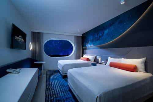 奥兰多Universal's Stella Nova Resort的酒店客房设有两张床和窗户。