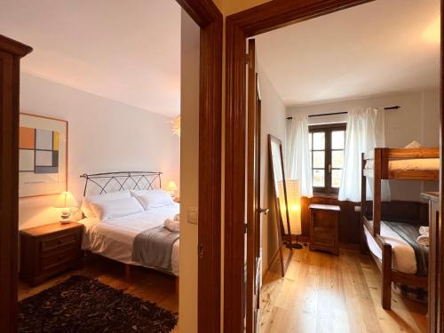 利亚沃尔西Apartament de La Coma的一间卧室设有一张床、一个窗口和一面镜子