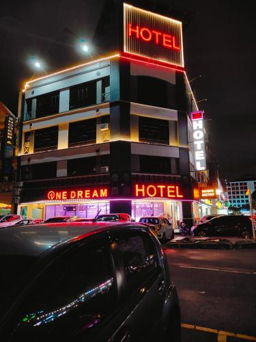 八打灵再也One Dream Hotel的街道边有 ⁇ 虹灯标志的酒店