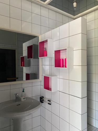 Sankt UlrichWeingut Martinshof的一间带水槽和镜子的浴室