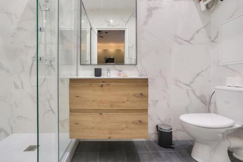 奥贝维利埃Très bel appartement pour 4 aux portes de Paris的浴室配有卫生间、盥洗盆和淋浴。