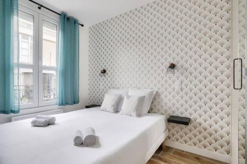 奥贝维利埃Très bel appartement pour 4 aux portes de Paris的卧室设有一张白色大床和一扇窗户。