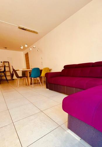 布列瑟农Appartement Nadia的客厅配有沙发和桌椅
