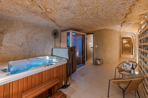 代姆延La Cantina的一间带浴缸的浴室(位于洞穴内)
