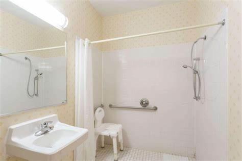 亨廷顿Quality Inn的白色的浴室设有水槽和淋浴。
