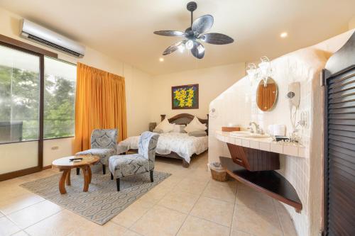 曼努埃尔安东尼奥Issimo Suites (Adults Only)的一间卧室设有一张床和一间客厅。