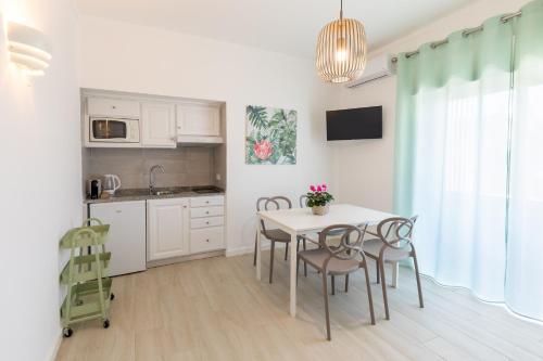 法鲁Faro Guest Apartments的厨房以及带桌椅的用餐室。