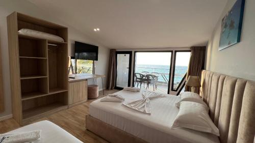 伏罗拉Hotel Tramonto Vlore的一间卧室配有一张床,享有海景