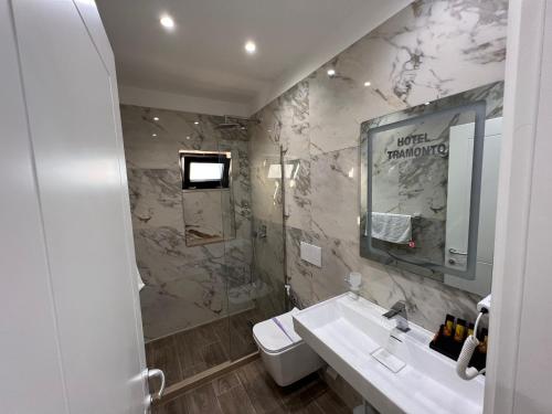 伏罗拉Hotel Tramonto Vlore的一间带水槽和镜子的浴室