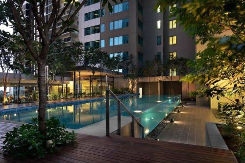 吉隆坡KLCC Dorm (7 min walking to Twin Towers)的大楼前的游泳池