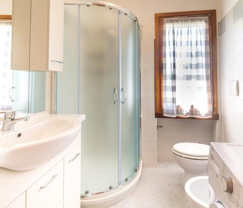 特雷莫西内Casa Varice的带淋浴、盥洗盆和卫生间的浴室