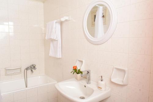 KournásArtemida Pansion的白色的浴室设有水槽和镜子