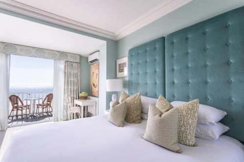 滨海绍森德罗斯林海滩酒店的一间卧室设有一张大床和一个大窗户