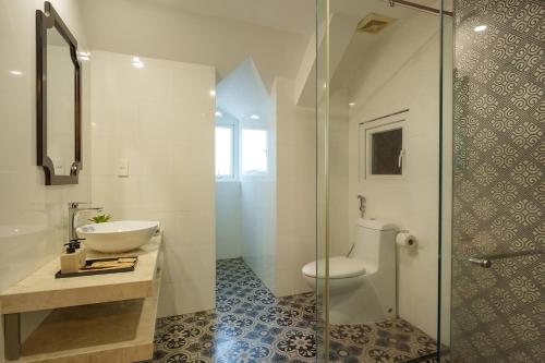 会安Hoi An Canal House的浴室配有卫生间、盥洗盆和淋浴。