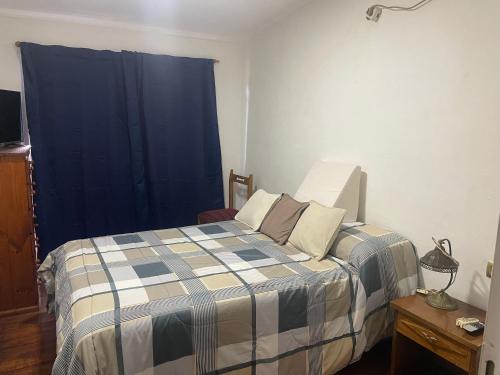 GualeguaychúFabiana的一间卧室配有一张蓝色窗帘的床