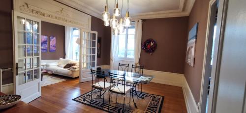 隆勒索涅LE NODIER的客厅配有桌子和沙发