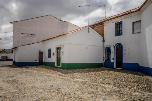 阿维斯Refugio do Rossio的蓝色和绿色的白色建筑