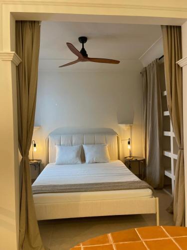 马德里Exyca Malasaña的一间卧室配有一张带吊扇的床