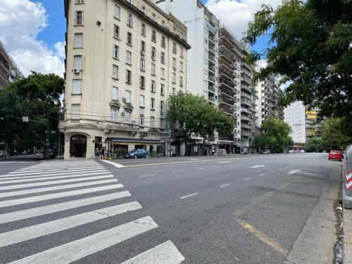布宜诺斯艾利斯Apartamento Carlota的城市中一条空的街道,有建筑