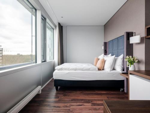 汉堡numa I Fore Rooms & Apartments的一间卧室设有一张床和一个大窗户