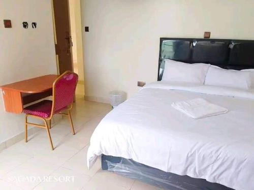 尼耶利Sagada Resort Lamuria的一间卧室配有一张带桌子和椅子的床