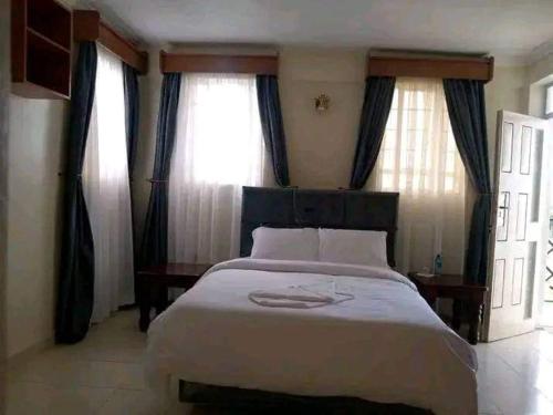尼耶利Sagada Resort Lamuria的卧室的窗户前设有一张大床
