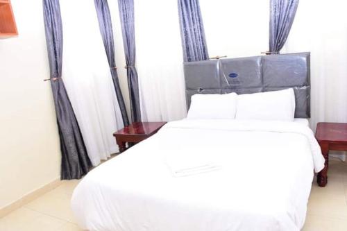 尼耶利Sagada Resort Lamuria的窗户客房内的一张大白色床