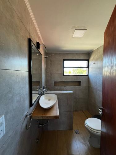 埃博森Travesia Sur Hostel的一间带水槽和卫生间的浴室