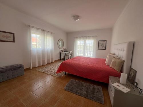 楼尔Casa Amar的一间卧室配有红色的床和红色毯子