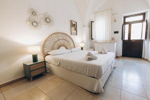 普尔萨诺Dalila Apulian Rental Rooms的一间卧室,卧室内配有一张大床