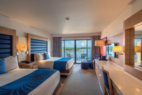 Tuckerʼs Town石窟湾海滩度假酒店的酒店客房设有两张床和一个阳台。