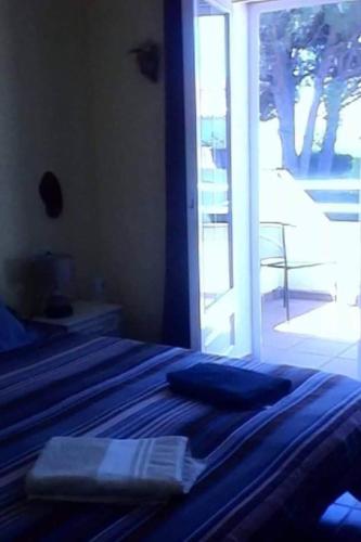 莱斯卡拉casa esparreguera的一间卧室设有一张床和一个滑动玻璃门