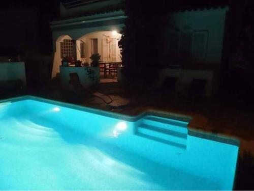 莱斯卡拉casa esparreguera的黑夜房里的一个大型游泳池