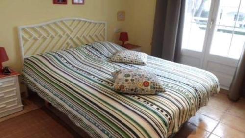 莱斯卡拉casa esparreguera的卧室内的一张带枕头的床