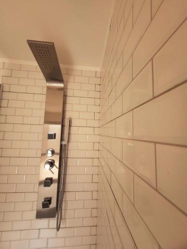 图蓬加托火山Casa Vidal Guesthouse的浴室设有白色瓷砖墙