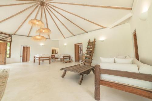 马林迪Bamboo House的客厅配有沙发和桌子