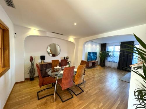 圣米格尔德阿沃纳San Blas Golf del Sur Residence的用餐室以及带桌椅的起居室。