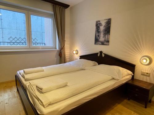 索尔登International House Sölden Standard Apartment ZW 10的卧室内的一张床铺,设有大窗户
